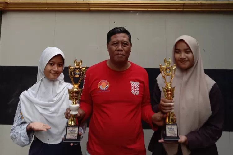 快乐的！ Pionmas国际象棋俱乐部在Jombang Percasi国际象棋锦标赛中夺得冠军